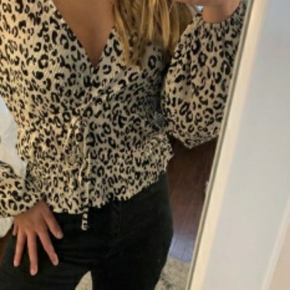 ZARA Black and Cream Leopard Print Crinkle Fabric Blouse V Neck Tie Waist size S